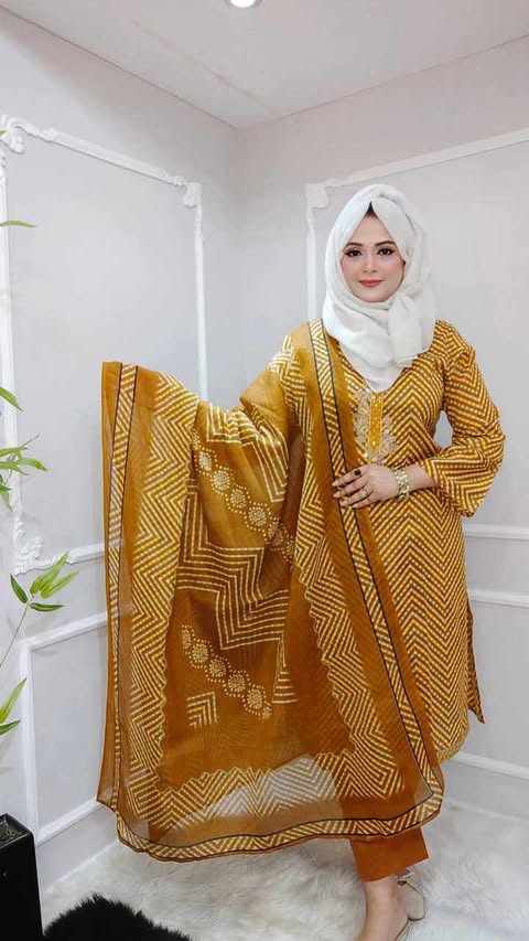   chunri triangle (henna)